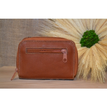 Portmonetka z brązowej skóry z kolorowym kwiatowym haftem.